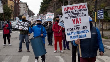 Los trabajadores gastronómicos esta semana marcharon por la apertura del turismo y ahora harán un planteo por los ingresos de los trabajadores temporarios. Archivo