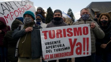 En Bariloche, hubo varias manifestaciones en reclamo de la apertura del turismo. Foto Marcelo Martínez