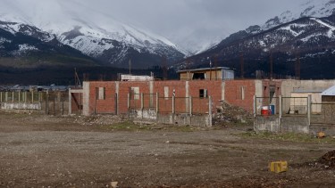 La obra de la escuela del barrio Malvinas está parada y el Gobierno rescindió el contrato a la constructora por incumplir. Foto: Marcelo Martinez