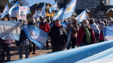 Los manifestantes se concentraron esta tarde domingo en el Centro Cívico de Bariloche (foto Marcelo Martínez)