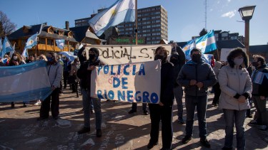 Familiares de policías ayer mantenían el acampe frente a la Regional de Bariloche y participaron de la protesta contra el Gobierno nacional para exhibir su reclamo. Foto: Marcelo Martinez