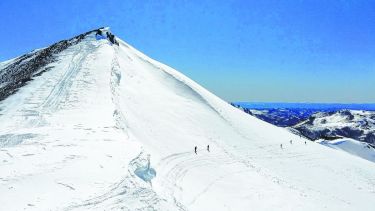 Una avalancha de placa sepultó bajo la nieve a un turista en el complejo Baguales, a 60 kilómetros de Bariloche.