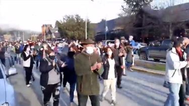 La protesta eb el centro de Villa la Angostura. Foto: Captura 