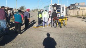 Una ciclista sufrió fuertes golpes, tras un accidente en Roca