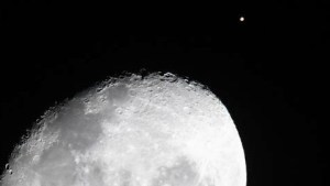 Qué es el beso entre la Luna y Marte: el fenómeno astronómico desde la perspectiva de la Tierra