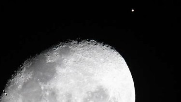 La Luna a punto de tapar al planeta rojo por el fenómeno de la "conjunción rasante", desde la perspectiva de la Tierra.  Foto: Alejandro Carnevale