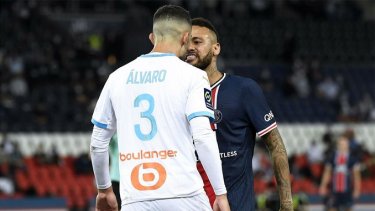 Neymar y Álvaro González, cara a cara. El supuesto insulto racista del español desató la furia del español.