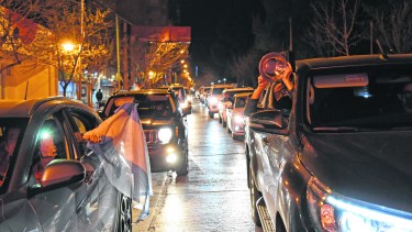 Hubo bocinazo en el centro de Neuquén contra la medida de Gutiérrez (Florencia Salto)