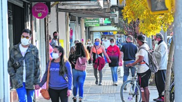Las aperturas comerciales permitieron mejorar la recaudación, pero aún está lejos de recuperarse. 