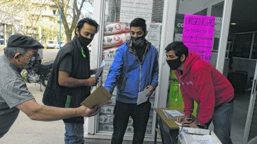 Trámites a la intemperie. La atención en contexto de pandemia también representa un problema para los afiliados. (Foto: César Izza)