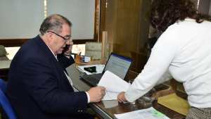 Multaron a dos comercios de Regina por abrir el domingo para atender la público