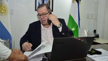 El intendente Marcelo Orazi firmó el decreto de medidas a aplicarse en Regina. (Foto Néstor Salas)