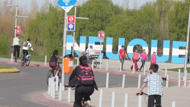 Desde el Municipio de Neuquén se indicó que no superó el 50% de ocupación en los balnearios durante el fin de semana, según se estableció por protocolos. Foto: Oscar Livera