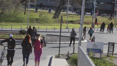 Después de las 18 (de lunes a sábados) sólo podrán circular peatones, salvo el personal esencial (foto Oscar Livera).