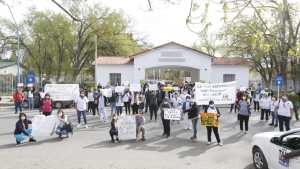 Protesta de trabajadores de la Salud en Roca: “Estamos atareados y nuestro sueldo no alcanza”