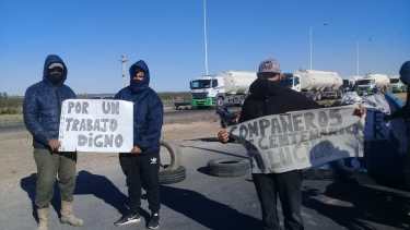 El grupo de desocupados volvió a cortar la Ruta 51 esta mañana. (Foto archivo: Gentileza @chechealumine).