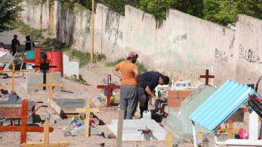 En Neuquén capital, afirman que ganaron espacio gracias a la exhumación de restos óseos. (Oscar Livera).-