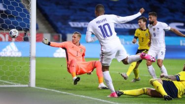 Una genialidad de Kylian Mbappé le dio la victoria a Francia sobre Suecia.