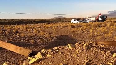 El personal del EPEN trabaja para reparar seis estructuras de la línea de medía tensión del oeste provincial. Foto: Gentileza EPEN 