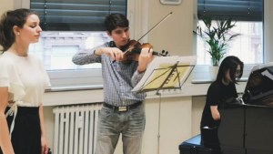 De Roca a Alemania, el viaje de la cantante y el violinista para sonar cada día mejor