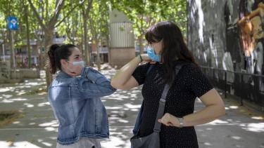 La OMS recomienda dejar de saludarse con el codo