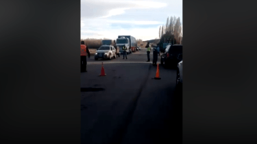El control de Junín de los Andes, donde fue hicieron esperar dos horas a Tobias y sus padres. (Foto: captura de video)