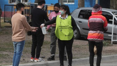 La toma de temperatura y la desinfección de manos se realiza en la entrada al paseo de la costa. (foto: Oscar Livera)