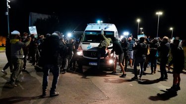 Vecinos impidieron el ingreso de Lázaro Báez a su casa, luego de que le habían otorgado el arresto domiciliario. Foto gentileza. 