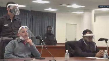 Martínez, a la izquierda, junto a su defensor, en la audiencia de este lunes.