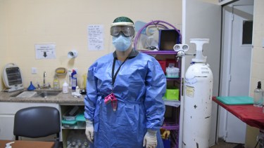 En la guardia.  La profesional llegó de Venezuela hace dos años. (foto: Florencia Salto)