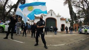 Desafectaron a 400 policías bonaerenses por la protesta en la Quinta de Olivos