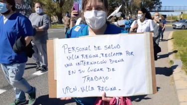 Trabajadores del hospital de Regina expresaron su malestar con un movilización. (Foto Néstor Salas)