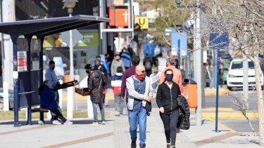 por los contagios, desde mañana y hasta el lunes habrá restricción para circular en vehículo en Neuquén, Plottier, Centenario, Cutral Co, Plaza Huincul, Zapala y Senillosa.. (Foto: Florencia Salto)