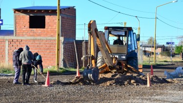 Se inició la construcción de una línea de impulsión para la red de cloacas de loteos en la zona sur de Regina. (Foto Néstor Salas)