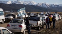 Imagen de Reclamaron la apertura del turismo con una protesta en el aeropuerto de Bariloche