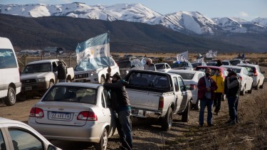 La caravana salió esta tarde de lunes desde el centro de Bariloche y se dirigió al aeropuerto, distante a unos 15 kilómetros para pedir la reapertura del turismo. (Foto Marcelo Martínez)