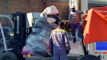 Se trata de ropa que permanecía en depósitos de la aduana por no cumplir con normativas de importación o exportación. (Foto: gentileza)
