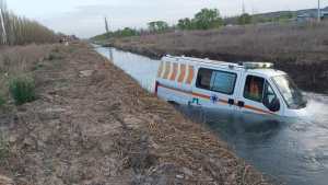 Una ambulancia con muestras de coronavirus cayó al canal en Cinco Saltos