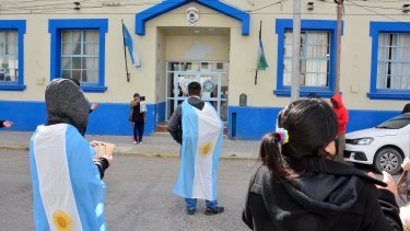 Policías y familiares protestaron frente a la Jefatura de la de Río Negro en Viedma. Foto: Marcelo Ochoa