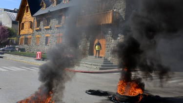 Los manifestantes quemaron neumáticos en el Centro Cívico. Foto: Alfredo Leiva
