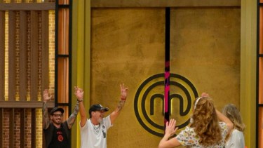 Cada uno en su estación, manos arriba después de terminar los platos. Aún con el protocolo estricto, aprovechan a divertirse y divertir a la gente.