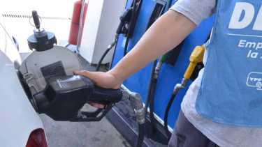 La escasez de combustibles se prolonga en todo el país. Archivo