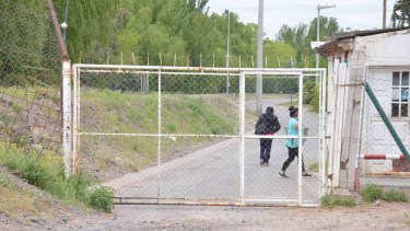 La costanera del río Neuquén, vallada con un portón de ingreso trasero al country (foto Yamil Regules)