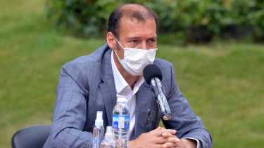 El gobernador encabezó esta mañana una conferencia de prensa. Foto: Yamil Reguler