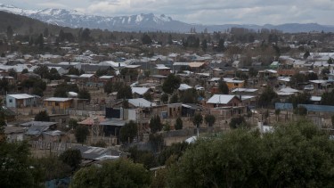 Las personas que viven en la toma 29 de Septiembre de Bariloche acceden a la luz por tableros comunitarios. (Foto de archivo Marcelo Martínez)