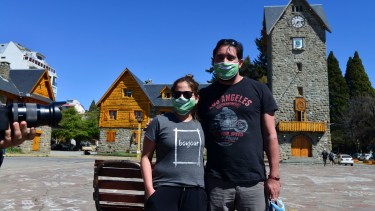 Los primeros turistas de la experiencia piloto posaron este viernes para la clásica foto en el Centro Cívico de Bariloche. (Foto Alfredo Leiva)