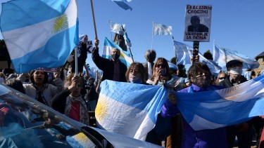 Los manifestantes se concentraron esta tarde de lunes en el Centro Cívico de Bariloche. (Foto Alfredo Leiva)