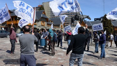 Los choferes de Mi Bus analizan una nueva propuesta de pago de conceptos atrasados. Archivo