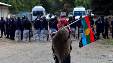 Una mujer mapuche frente al cordón policial antes del desalojo de El Foyel. Foto: Alfredo Leiva