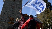 Imagen de Continúa el paro de transporte en Bariloche con corte de ruta